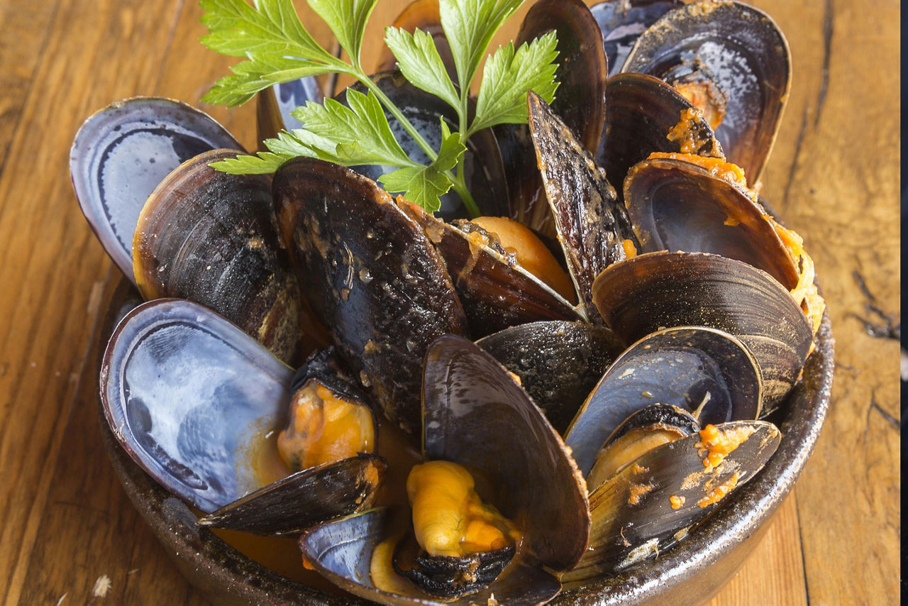A bowl of steamed mussels