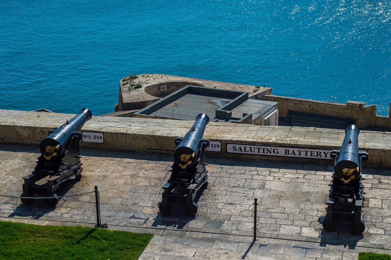 Valletta, Malta, Coastal cannons