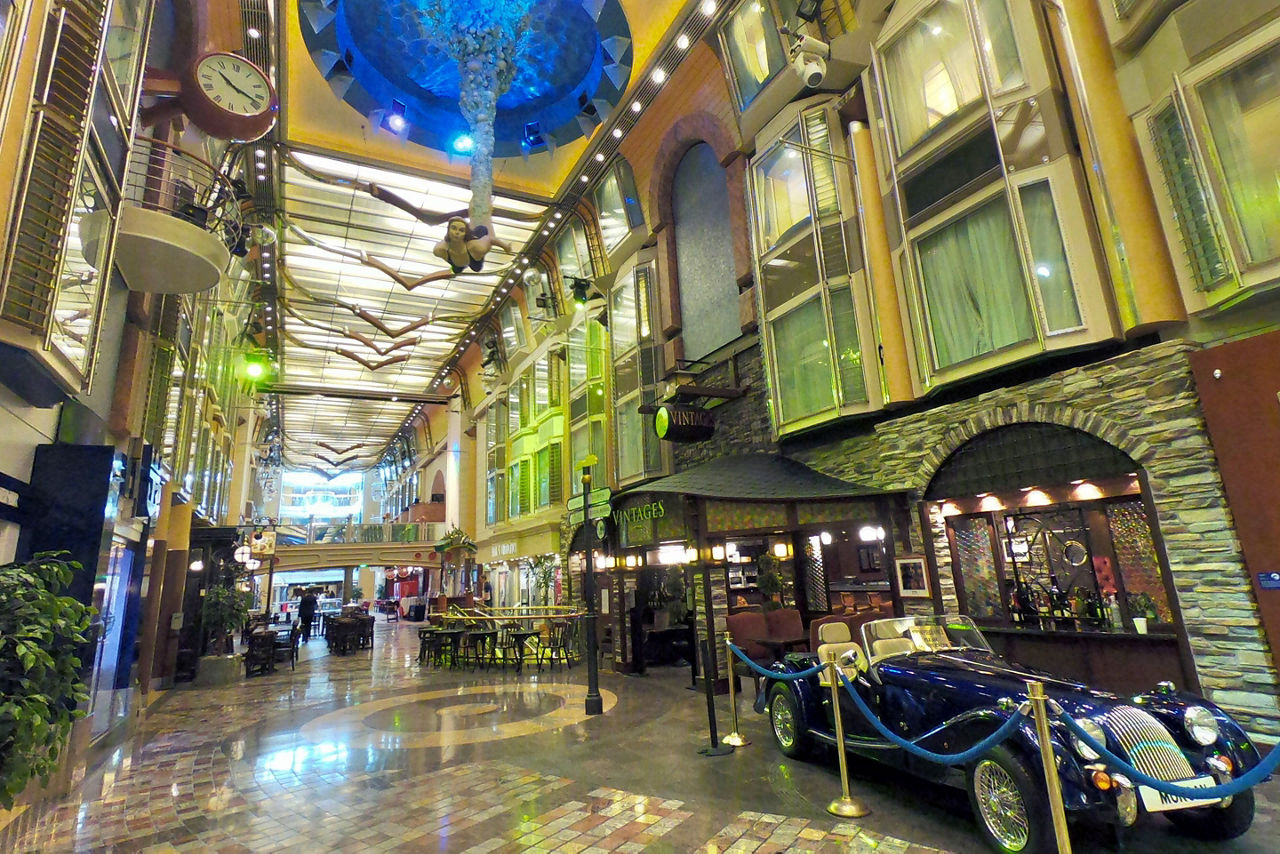 Royal Promenade Hallway Vintages 