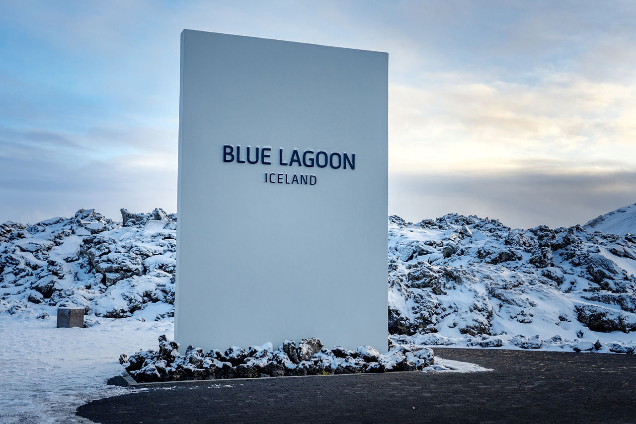 The clean and simple entrance to the Blue Lagoon signals a minimalist aesthetic that adds to the disconnection and relaxation.