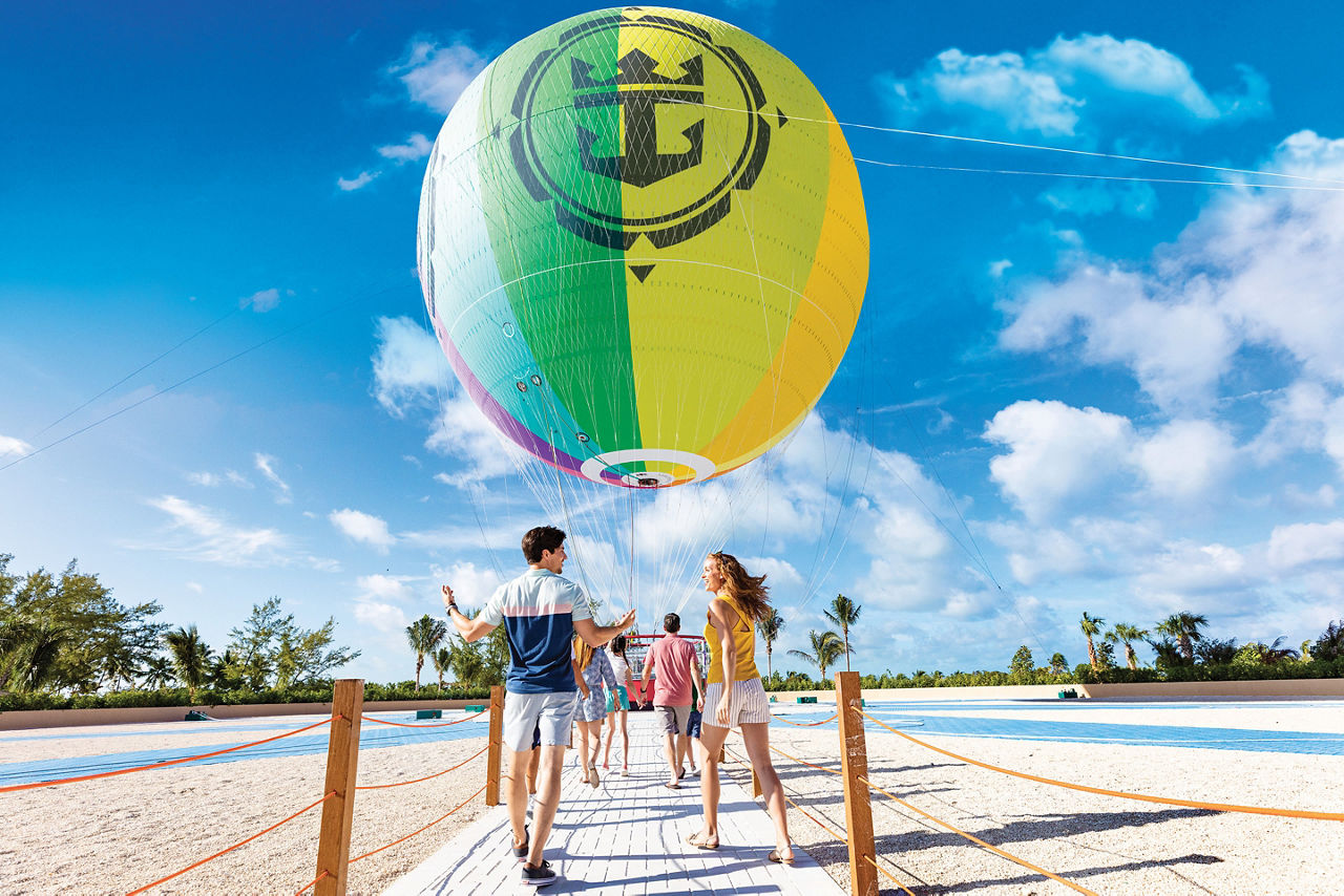 Famiglia che entra all'Up, Up and Away di Perfect Day at Coco Cay