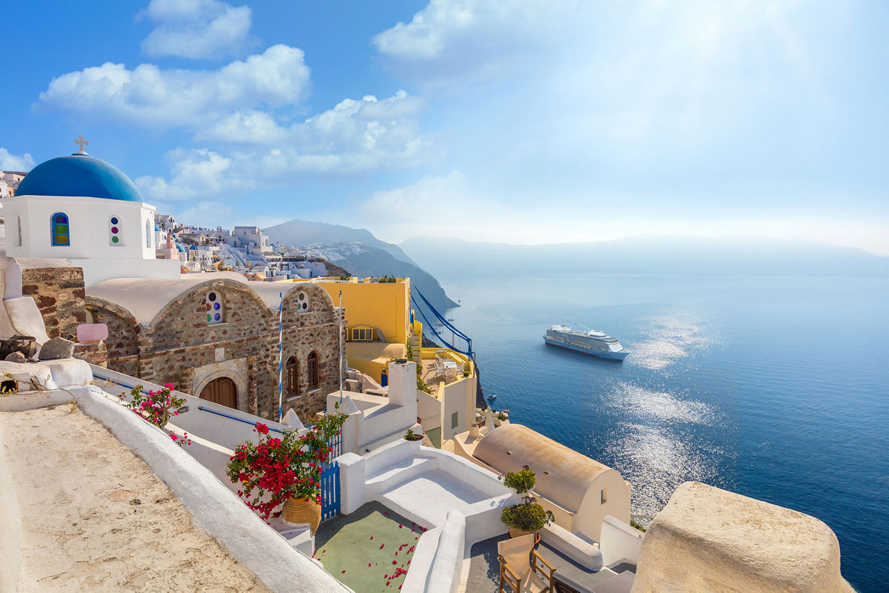 Oia town at sunny day time, Santorin islandi, Greece, Europe