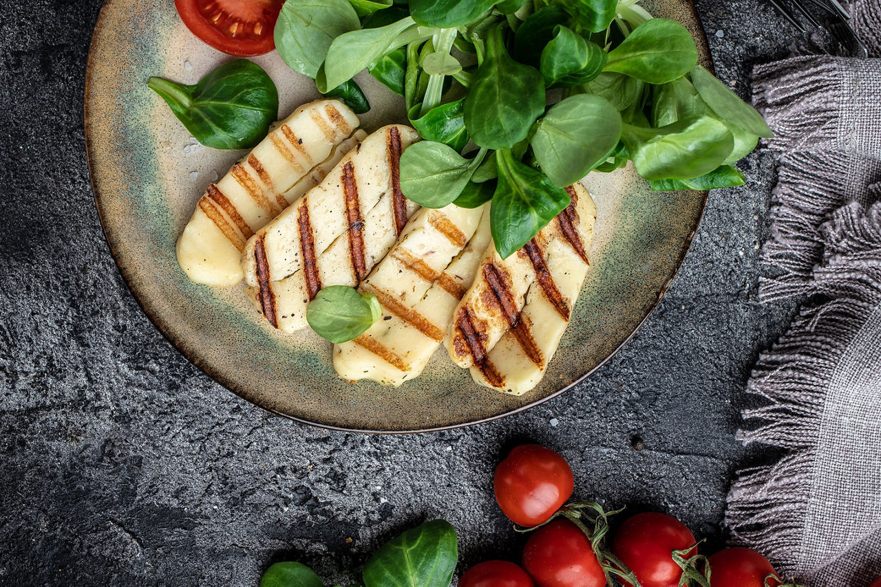 Vegeterian salad with fried halloumi and tomatoes
