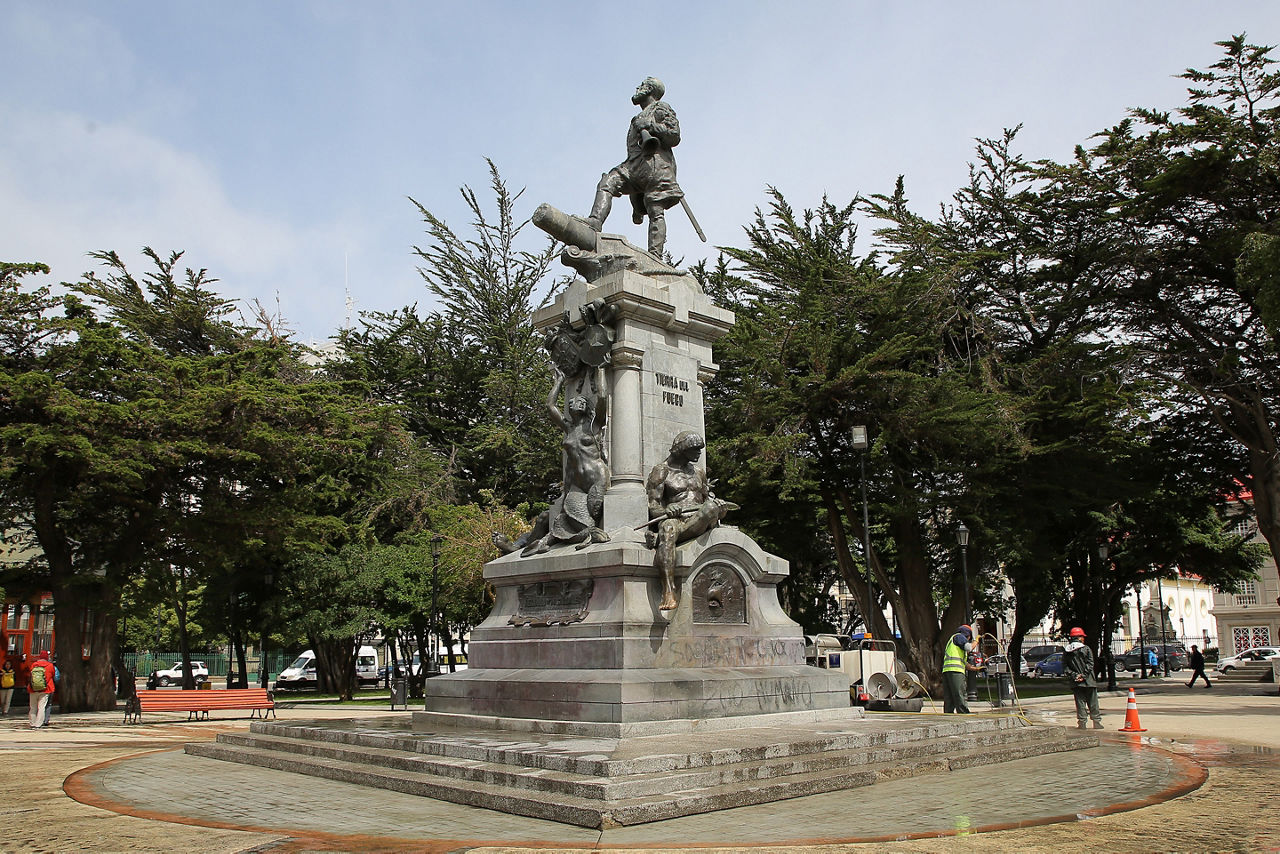 This is the Monument tp Hernando Magallanes in the square Muñoz Gamero 