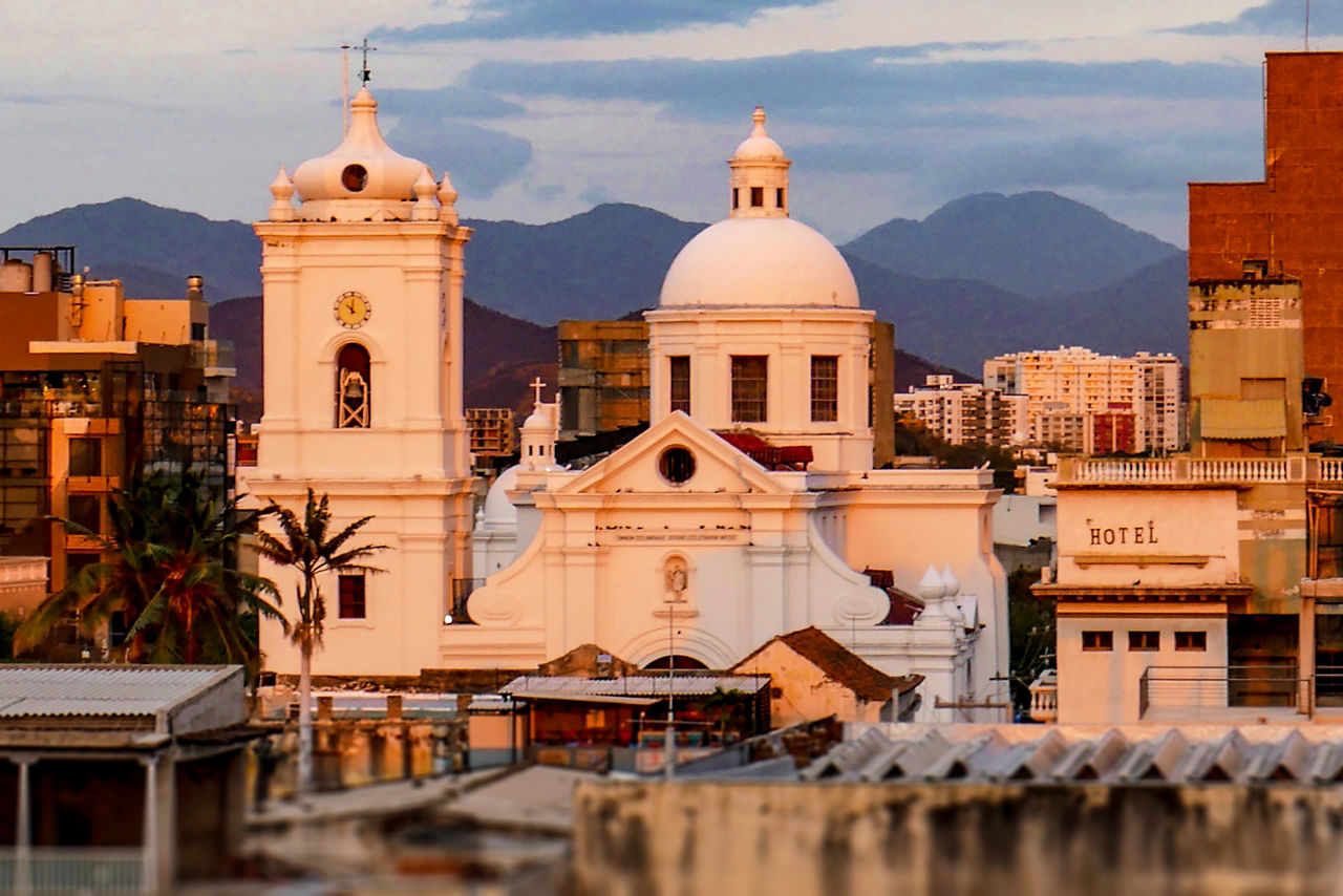 Sunset view of Santa Marta's historic center, where colonial architecture, cultural landmarks, and mountain scenery come together to highlight the city's rich history and vibrant atmosphere.