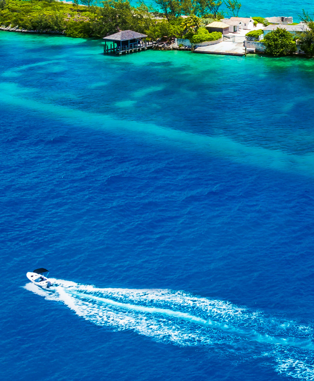 Aerial view of boat at the beach in Nassau, Bahamas | HP Mobile