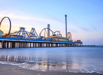 Muelle y costa de Galveston, Texas, al atardecer, uno de los principales puertos de salida para cruceros. Descubre cruceros desde Texas.
