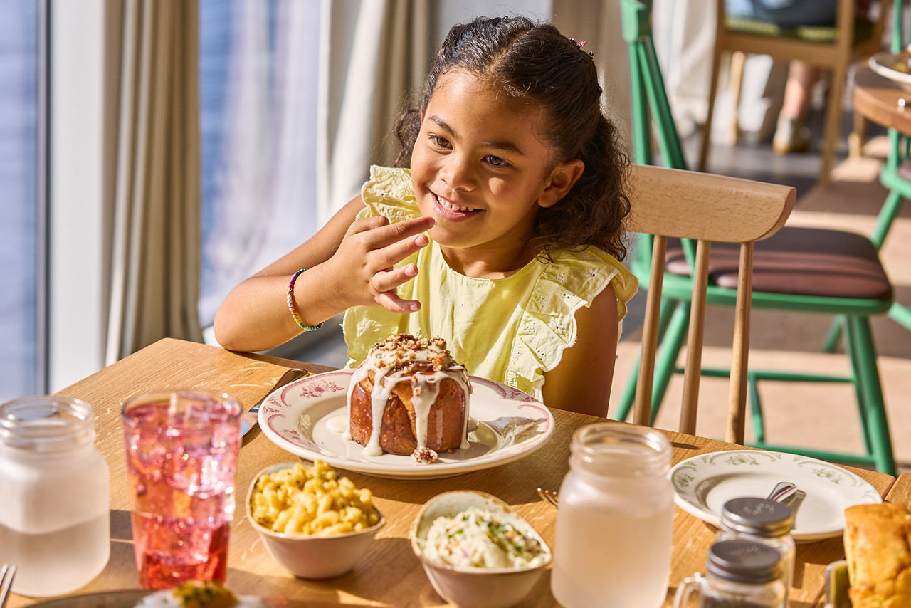 Oasis Class, Wonder of the Seas, The Mason Jar Girl Eating Cinnamon