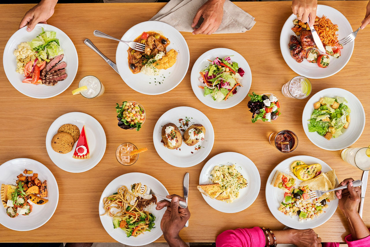 wonder-of-the-seas-windjammer-buffet-lunch-dinner-family