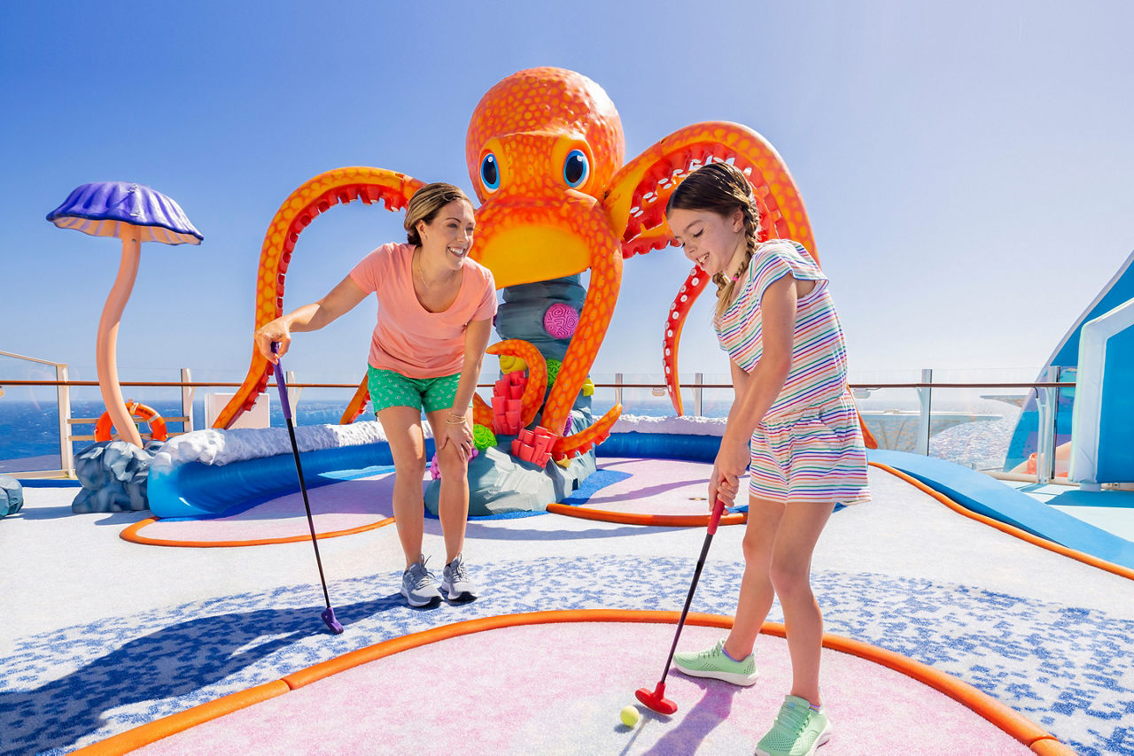 Wonder Dunes Mother and Daughter Playing MIni Golf