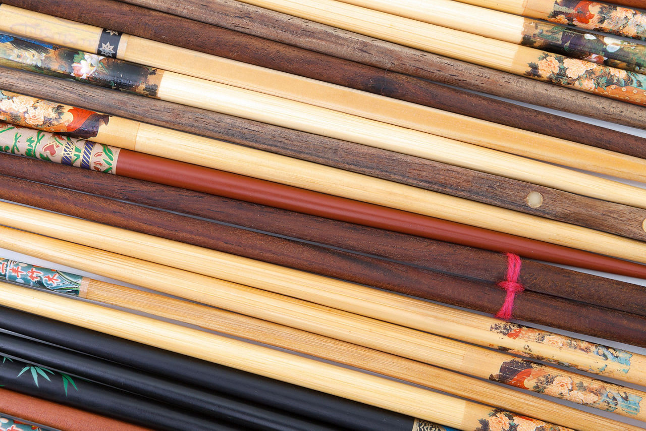 A bunch of chopsticks laid out together