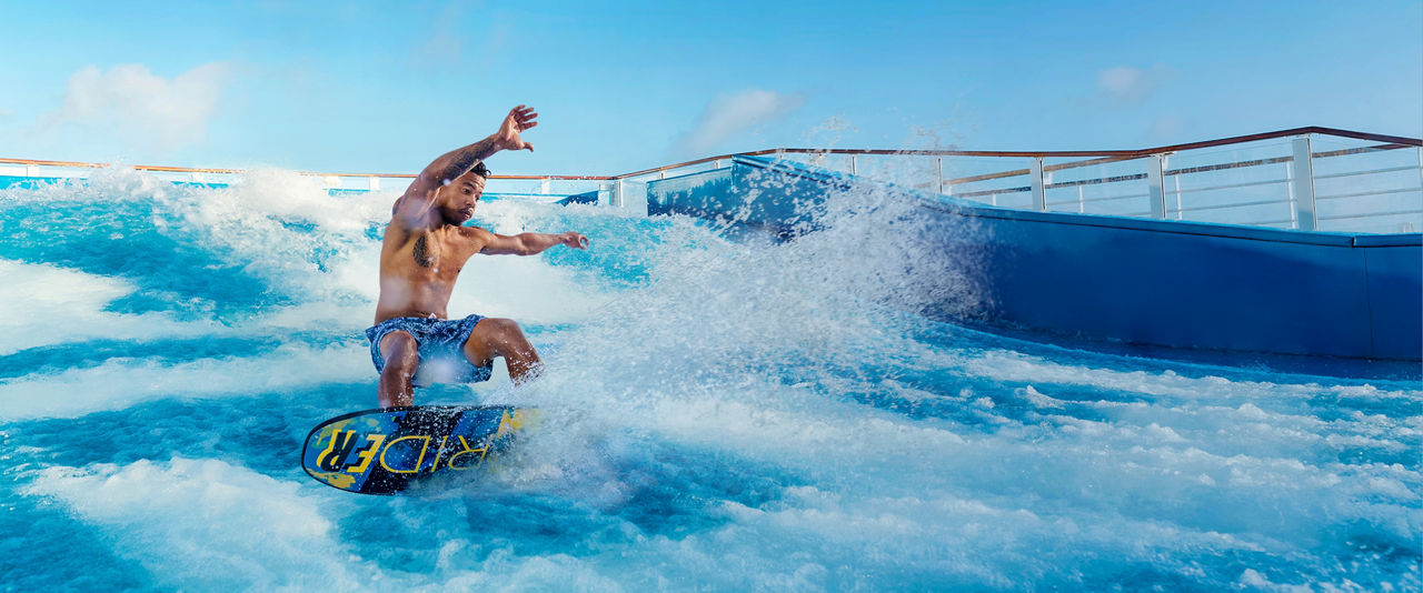 Man Splashing in FlowRider® | HP